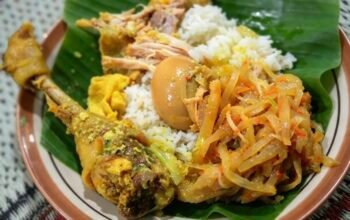 Nasi Liwet Bu Widodo Semarang: Antrean Mengular, Opor Ayam Bikin Ketagihan