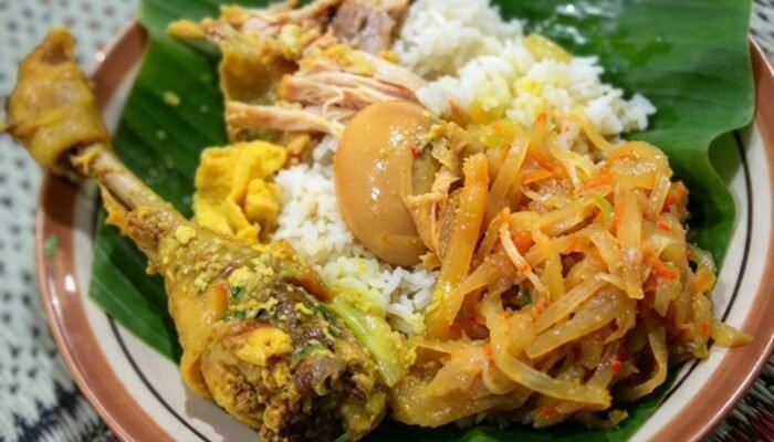 Nasi Liwet Bu Widodo Semarang: Antrean Mengular, Opor Ayam Bikin Ketagihan