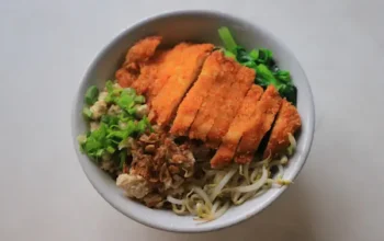 Mie Ayam 13 Cibodas: Ketika Mi Ayam Kawin dengan Chicken Katsu