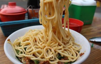 Mie Ayam Pak Moto: Ketika Semangkuk Mie Tak Perlu Banyak Bumbu
