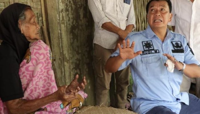 Momen Haru Ketika Nenek 90 Tahun Rumah Reotnya Akan Dibedah