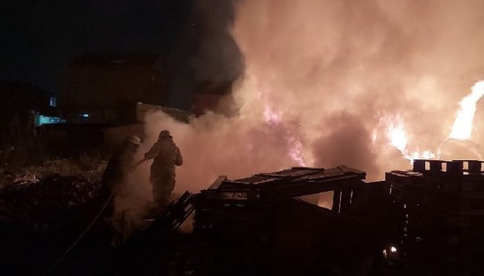 Waduh! Lapak Palet di Kosambi Tangerang Ludes Terbakar