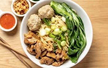 Mie Ayam Pangsit Pak Moto, “Jos Gobyos” dari Kebon Nanas