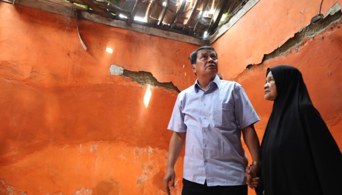 Warga Ini Rumahnya Dibedah dan Diberangkatkan Umroh oleh Bupati Tangerang