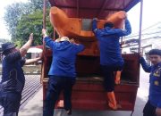 Petugas Evakuasi Warga Terdampak Luapan Kali Angke di Cipondoh