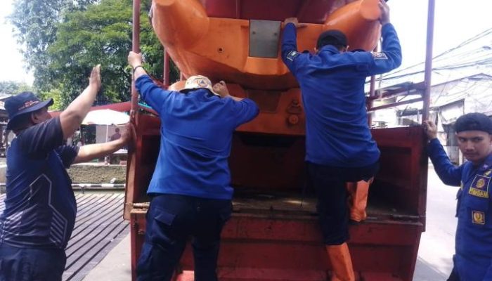 Petugas Evakuasi Warga Terdampak Luapan Kali Angke di Cipondoh