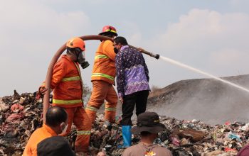 Dua Helikopter BNPB Dikerahkan untuk Pemadaman TPA Jatiwaringin