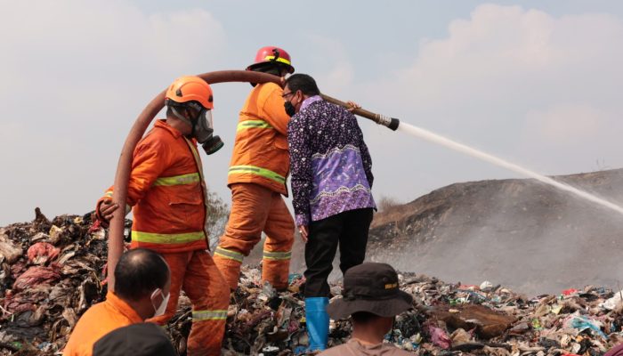 Dua Helikopter BNPB Dikerahkan untuk Pemadaman TPA Jatiwaringin