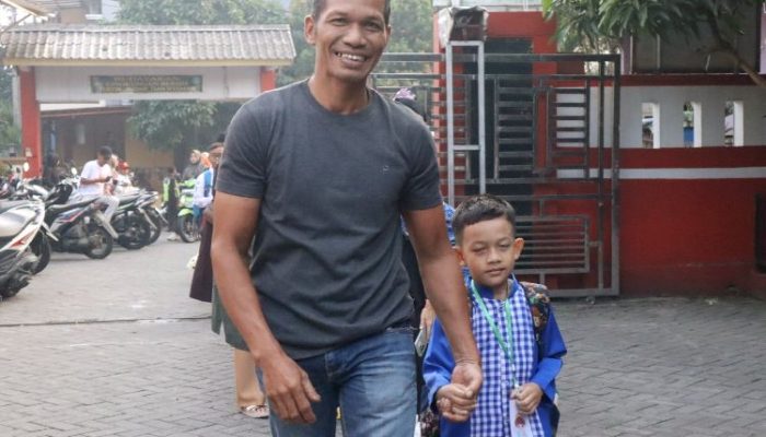 Ketika Ayah Turun ke Gerbang Sekolah, Mampukah Sehari Mengubah Pola Asuh?