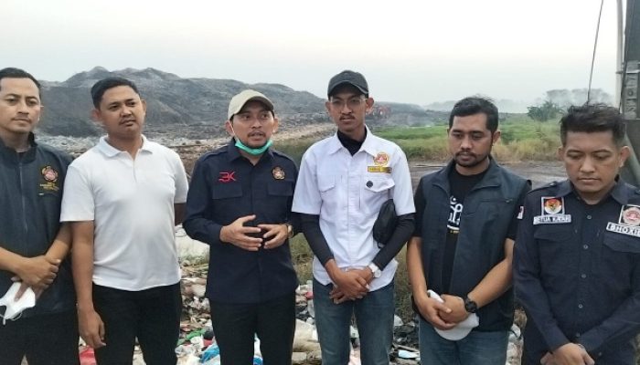 Kebakaran TPA Jatiwaringan Belum Padam, Karang Taruna Dirikan Posko Hingga Salurkan Logistik untuk Petugas Gabungan