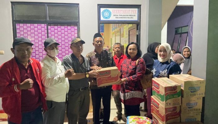 Legislator PDIP Bantu Kebutuhan Warga Terdampak Kebakaran TPA Jatiwaringin
