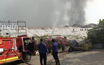 Padamkan Kebakaran TPA Jatiwaringin BNPB Reposisi Helikopter dari Jambi
