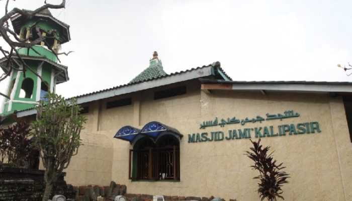 Masjid Kalipasir, Ketika Azan dan Kelenteng Bertetangga Sejak Abad ke-16