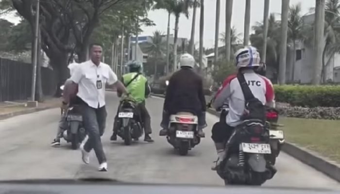 Aksi Heroik Pria Berkemeja Putih dan Dentuman di Citra Raya Tangerang