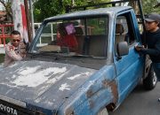 Mobil Mogok Terjebak Lubang, Tak Ada Derek Didorong Kapolsek