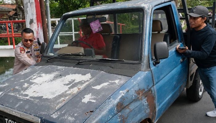 Mobil Mogok Terjebak Lubang, Tak Ada Derek Didorong Kapolsek