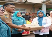 Ketua TP PKK Salurkan Bantuan Bagi Warga Terdampak Kebakaran TPA Jatiwaringin