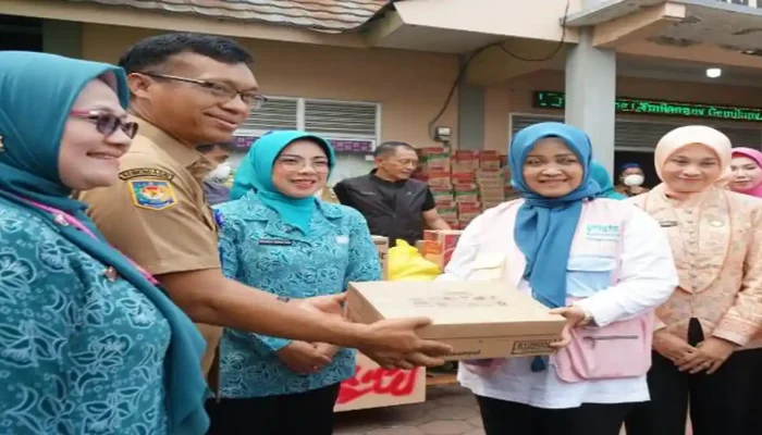 Ketua TP PKK Salurkan Bantuan Bagi Warga Terdampak Kebakaran TPA Jatiwaringin