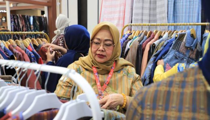 Dari Tangerang ke Makassar, Wastra Ini Bikin Orang Berhenti Melangkah