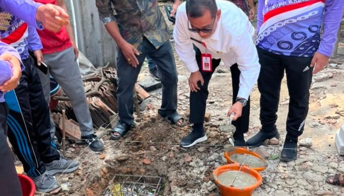 Setelah Puting Beliung Merobek Rumahnya, Laila Kini Menunggu Rumah Baru