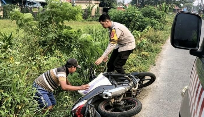 Ketika Patroli Polisi Berhenti dan Berjibaku Menyelamatkan Gabah