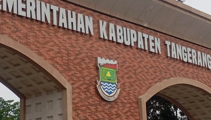 Gapura Puspemkab Tangerang: Proyek Rp2,5 M, Logonya Mengelupas