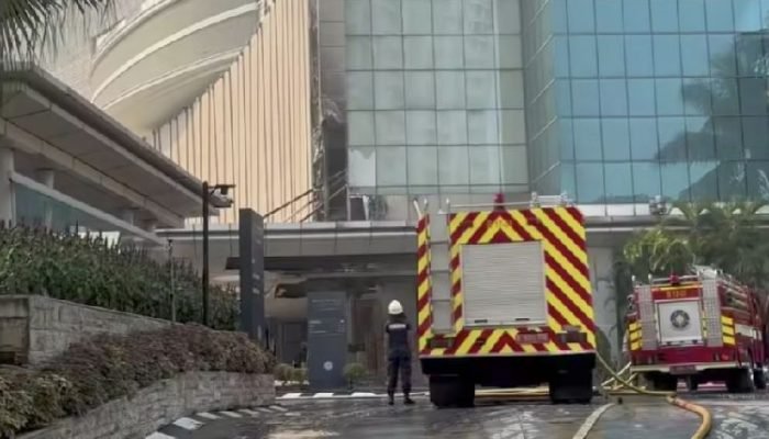 Api Menyala di Hotel Pullman, Petugas Berpacu Menjegal Kobaran di Jantung Grogol