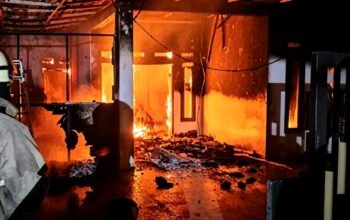 Api Menyambar Pergudangan Sentra Kosambi, Tiga Gedung Ludes Terbakar
