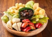 Rujak Petis: Jejak Rasa yang Lebih Tua dari yang Kita Kira