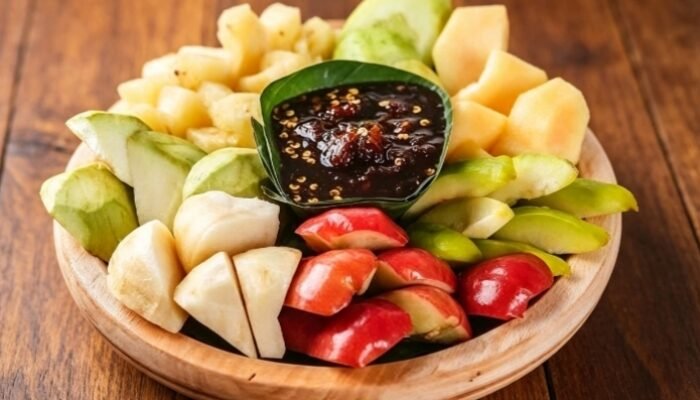Rujak Petis: Jejak Rasa yang Lebih Tua dari yang Kita Kira