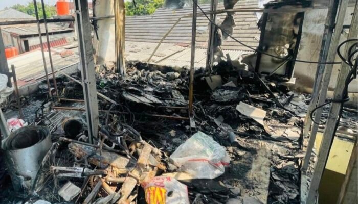 Gudang Lantai Dua Rumah Warga di GRC Terbakar, Penghuni Sedang di Luar