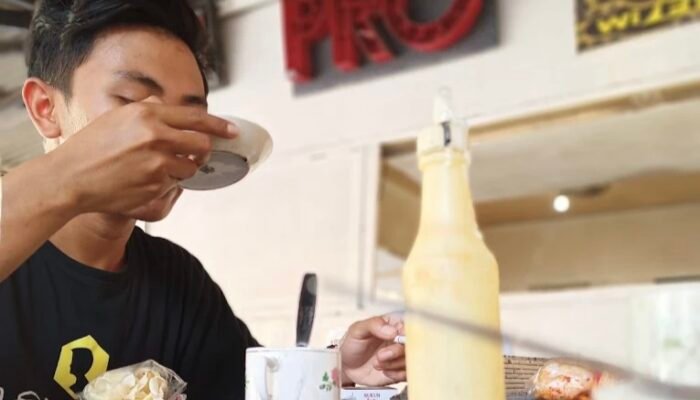 John Kopi, Menyimpan Lasem dalam Cangkir dan Sebatang Rokok