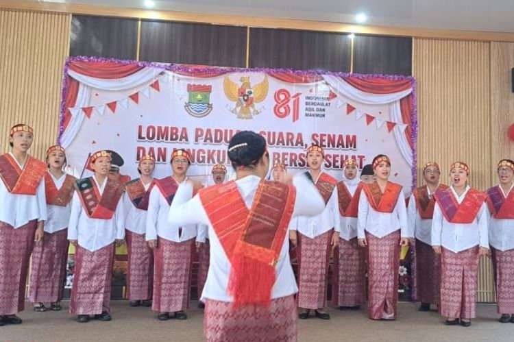 Salah satu penampilan grup lomba paduan suara menyambut HUT ke-81 RI, di Kelurahan Mekar Bakti, Panongan, Kabupaten Tangerang