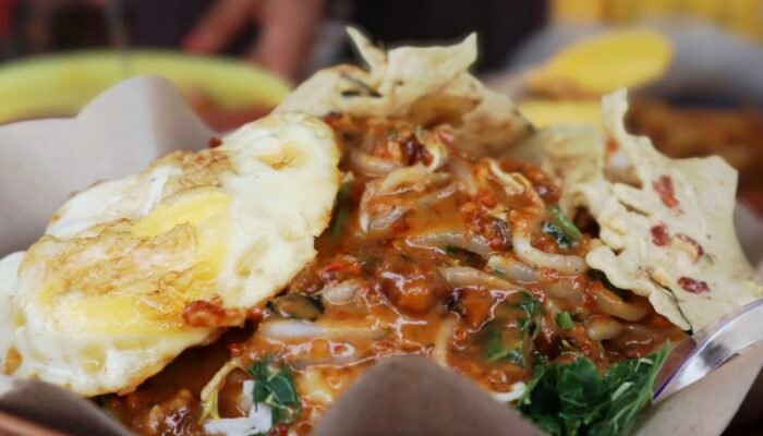 Berburu Sarapan di CitraRaya: Sepiring Pecel Bu Sulis dan Cerita Pagi 