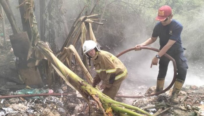 Kebakaran Sampah di Pondok Bahar, Damkar Gunakan Teknik Suntik Air