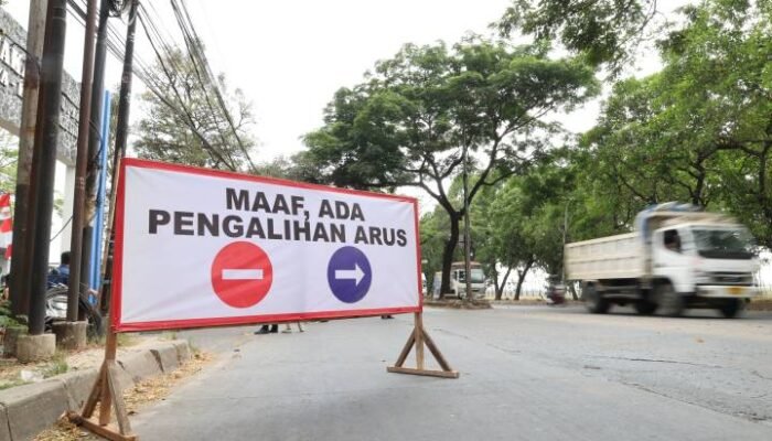 Jalan Suryadarma Dibelah Sementara, Arus ke Bandara Masuk Jalur Contraflow
