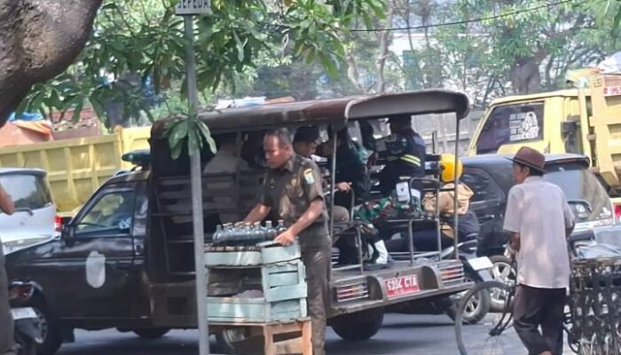Satpol PP Kota Tangerang Tertibkan Lapak di Jalur Pasar Tanah Tinggi-Poris