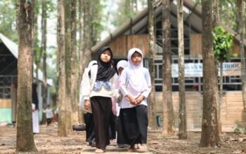 Di Tengah Kebun Jati, Insan Kamil School Menanam Harapan Masa Depan