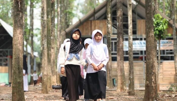 Di Tengah Kebun Jati, Insan Kamil School Menanam Harapan Masa Depan