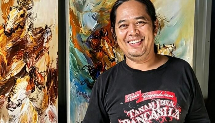 Di Studio Kandang Jaran, Dwi Samuji Membiarkan Kuda Berlari di Atas Kanvas