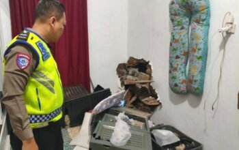 Forklift 15 Ton Tabrak Rumah di Kronjo, Ganti Rugi Masih Alot