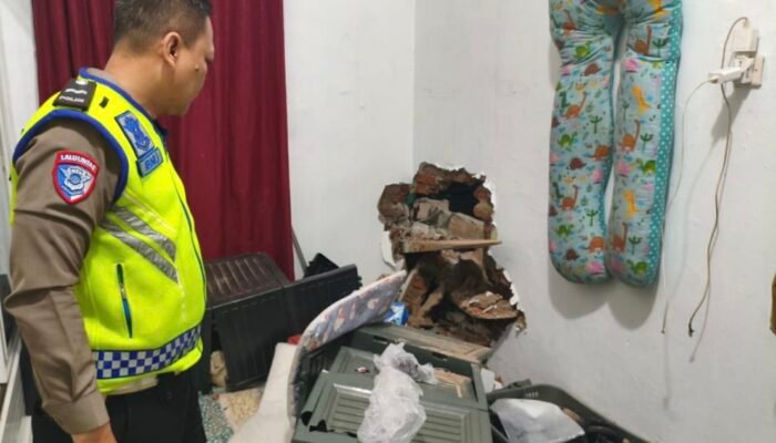 Forklift 15 Ton Tabrak Rumah di Kronjo, Ganti Rugi Masih Alot