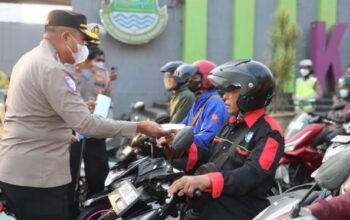 Waspada Abu Anak Krakatau, Polisi Bagi Masker ke Pengguna Jalan