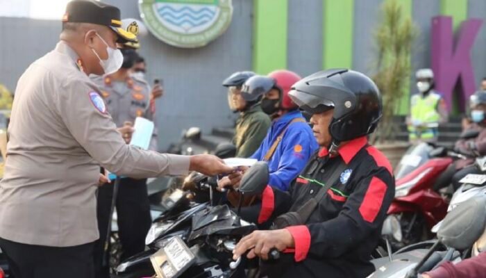 Waspada Abu Anak Krakatau, Polisi Bagi Masker ke Pengguna Jalan