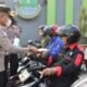 Waspada Abu Anak Krakatau, Polisi Bagi Masker ke Pengguna Jalan