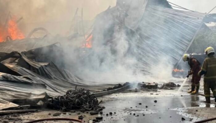 Kebakaran: 60 Petugas dan 16 Armada Jinakkan Api Pabrik di Batuceper