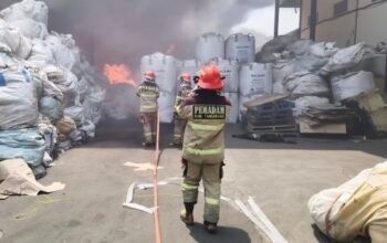 Kebakaran Pabrik Plastik di Balaraja, 12 Unit Damkar Dikerahkan