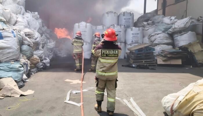Kebakaran Pabrik Plastik di Balaraja, 12 Unit Damkar Dikerahkan