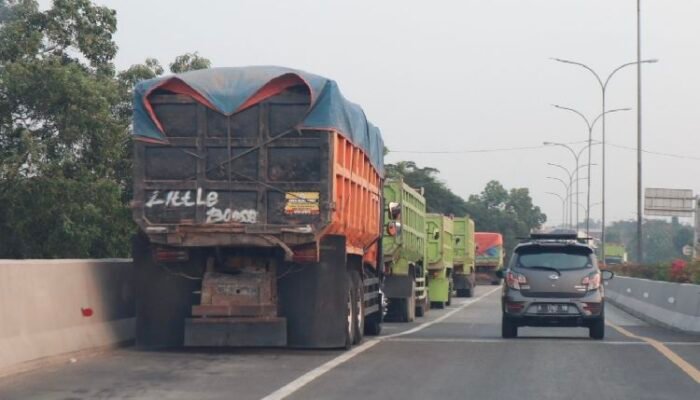 Puluhan Truk Parkir di Bahu Tol Balaraja Timur, Bukan Antrean Gerbang Keluar