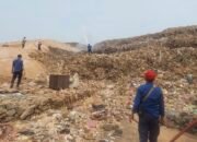 Cegah Tumpukan Sampah Terbakar, TPA Jatiwaringin Disiram